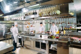 Arredamento per ristoranti: guida pratica ed errori da evitare nella progettazione della cucina professionale
