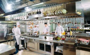 Arredamento per ristoranti: guida pratica ed errori da evitare nella progettazione della cucina professionale