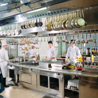 Arredamento per ristoranti: guida pratica ed errori da evitare nella progettazione della cucina professionale
