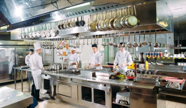 Arredamento per ristoranti: guida pratica ed errori da evitare nella progettazione della cucina professionale